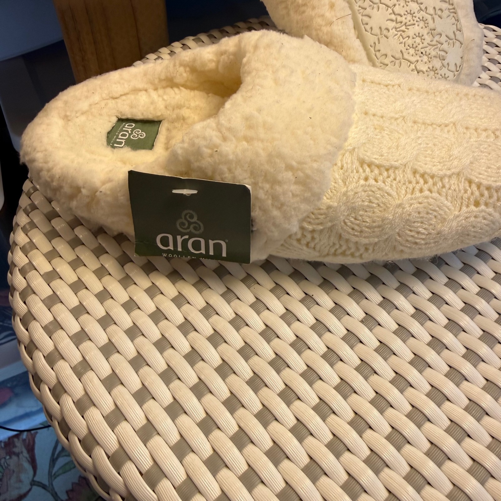 Aran Woollen Mills Womens White Cable Knit Fleece Lined Slippers Small Nwt R688 — image 6 of 8